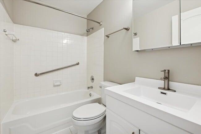 Building Photo - 504 Lyon Dr