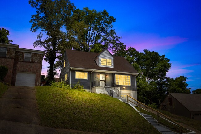 Building Photo - Charming 4 Bedroom, 2 Bathroom house