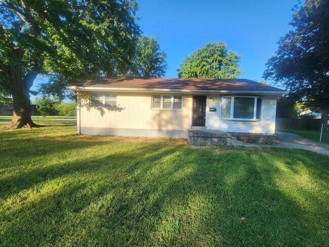 Primary Photo - Updated 3 bedroom 1.5 home great for enter...