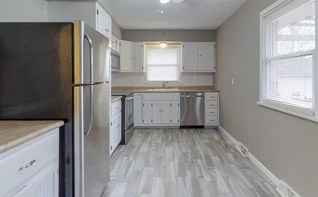 Building Photo - Updated 2bedroom near ISU