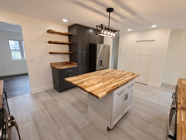 Building Photo - 2183 S Fairview Dr