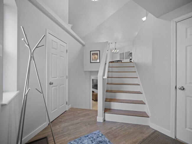 Building Photo - Bright & Comfortable 3 Bedroom Home (Furnished)