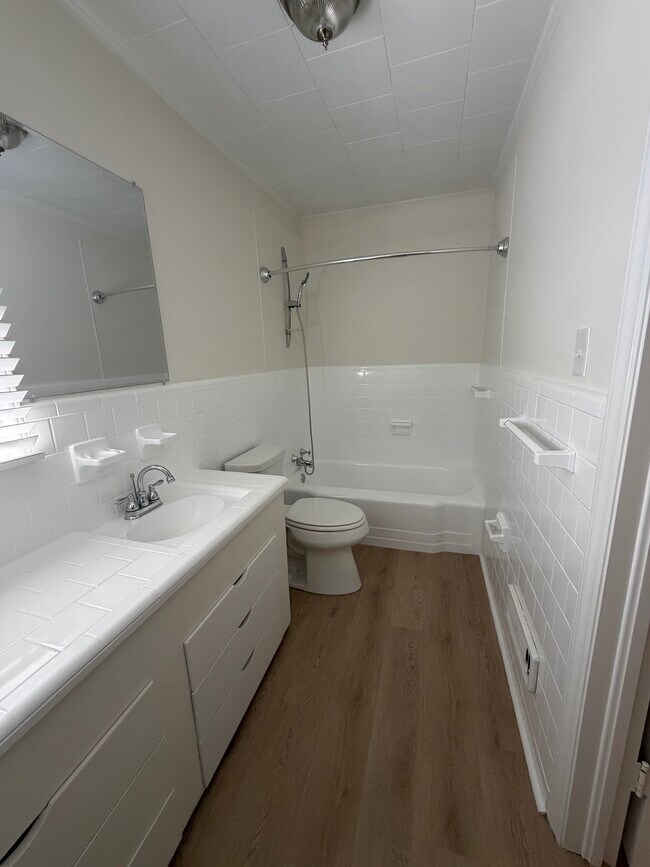 Building Photo - 305 12th Ave