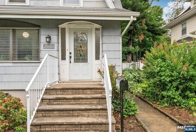 Building Photo - 133 Highwood Ave