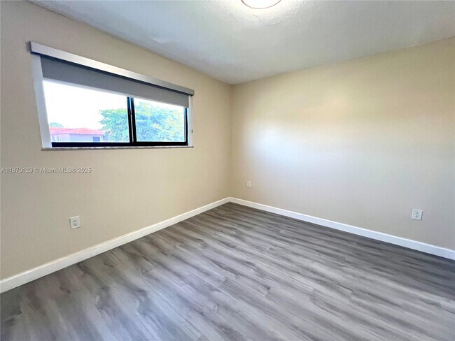 Building Photo - 1340 W 41st St