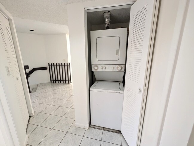 Building Photo - 9705 SW 138th Ave
