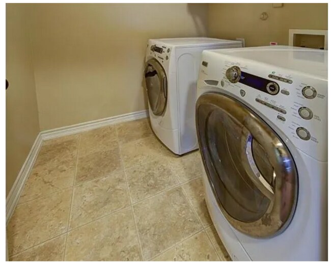 Building Photo - 5899 Clearwater Dr