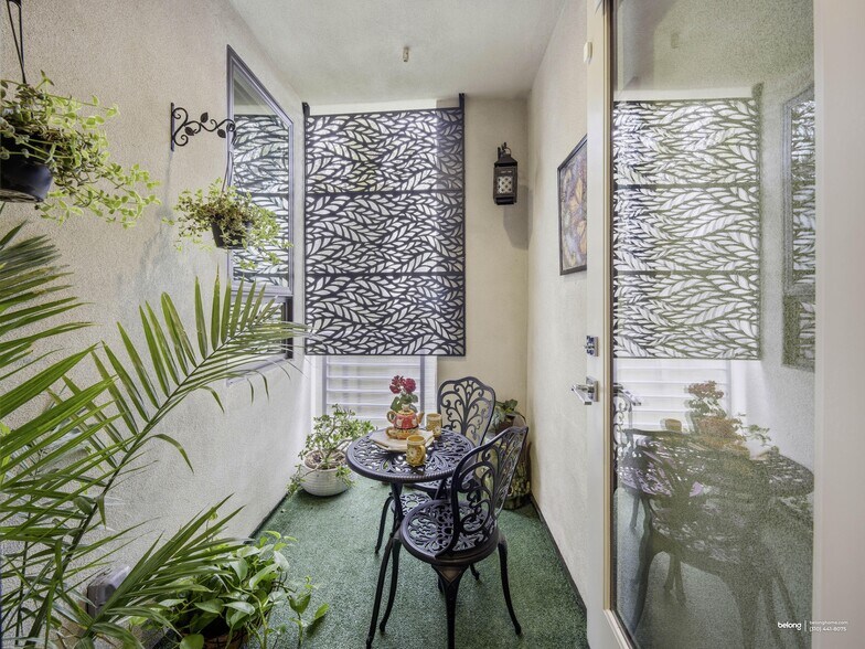 Building Photo - 2111 N Cahuenga Blvd