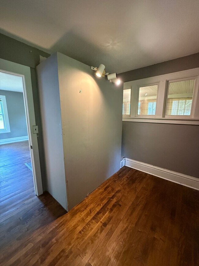 Building Photo - Charming 3-Bedroom Single Family Home in C...
