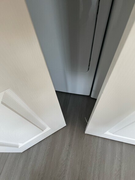 Building Photo - 265 E 69th Way