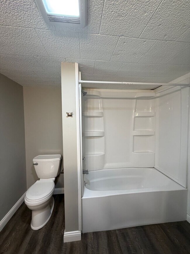 Building Photo - Charming Remodeled 2-Bedroom Home