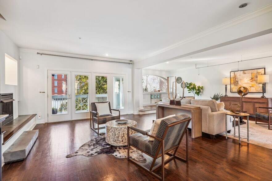 Building Photo - 337 W 7th St