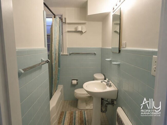 Building Photo - 1605 Cambridge Cir