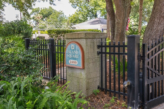 Building Photo - 132 S Island Square Dr