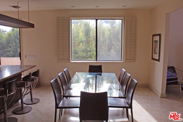 Building Photo - 10400 La Grange Ave