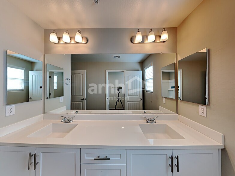 Building Photo - 20727 W Stone Hill Rd