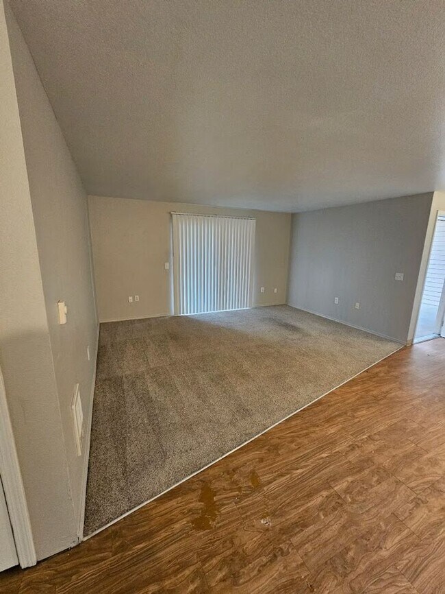 Building Photo - Life Just Got Better Come See For Yourself At Powell Court Apartments!!