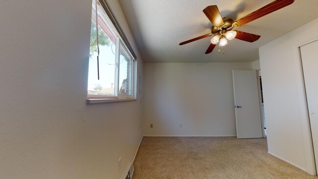 Building Photo - 2 bd 1ba duplex in Longmont!