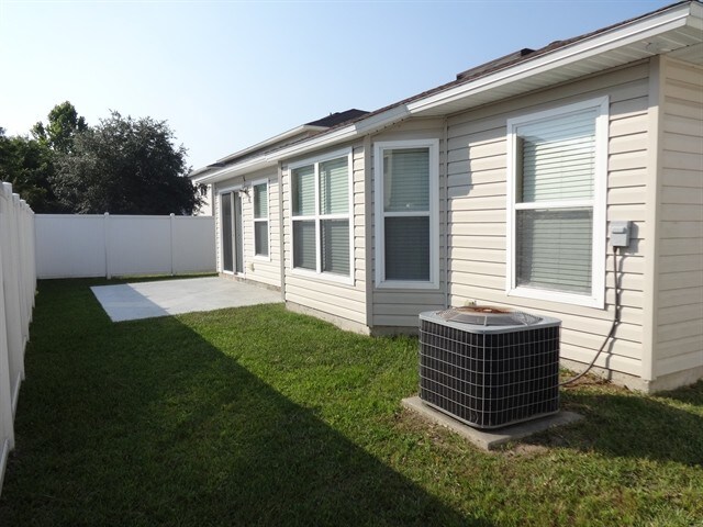 Building Photo - 421 Monet Ave