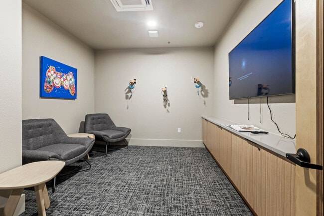 Building Photo - 596 W 9th St