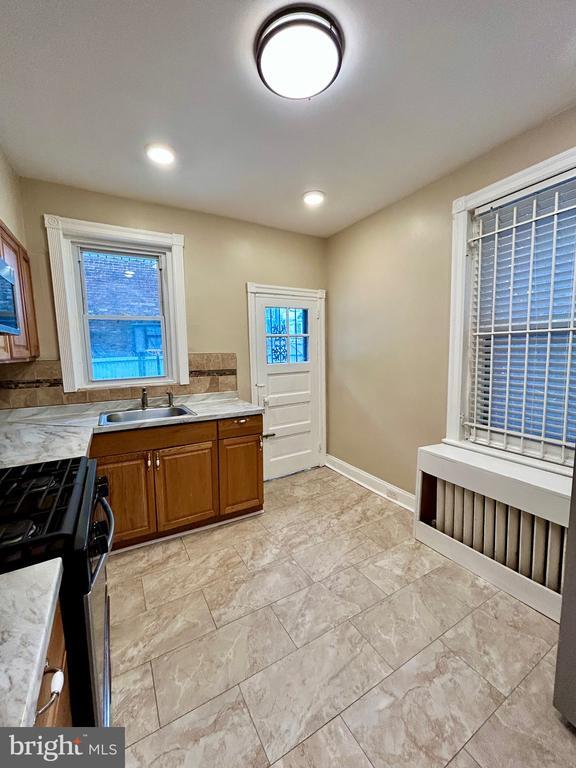 Building Photo - 306 Lindley Ave