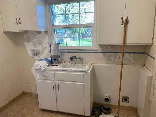 Building Photo - 2 Bedroom/ 1 Bathroom home.