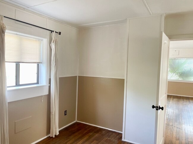 Building Photo - Charming 1 Bedroom