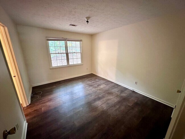 Building Photo - 505 Chateau Dr SE