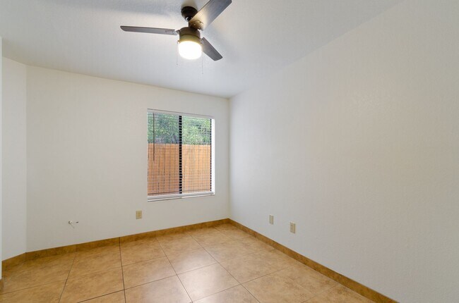 Building Photo - Private and Charming 2 Bed 1 Bath house