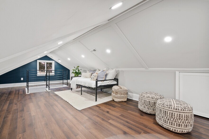 Upstairs loft - 612 44th St NE