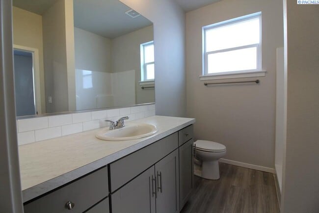 Building Photo - 3 Bed/2 Bath Townhouse in West Pasco