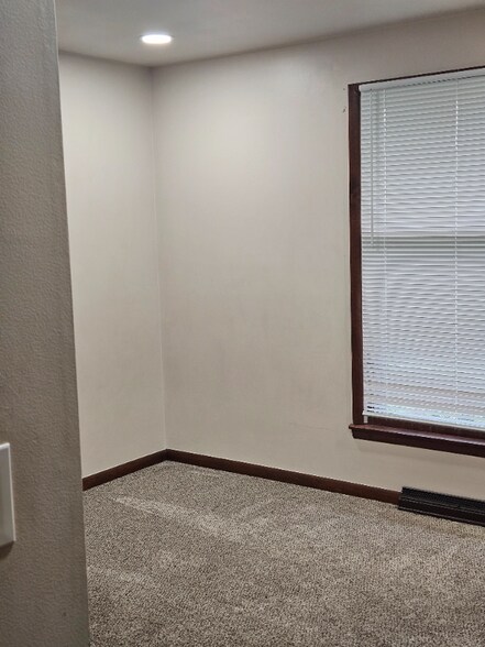 Building Photo - 3819 1/2 Camelot Ln