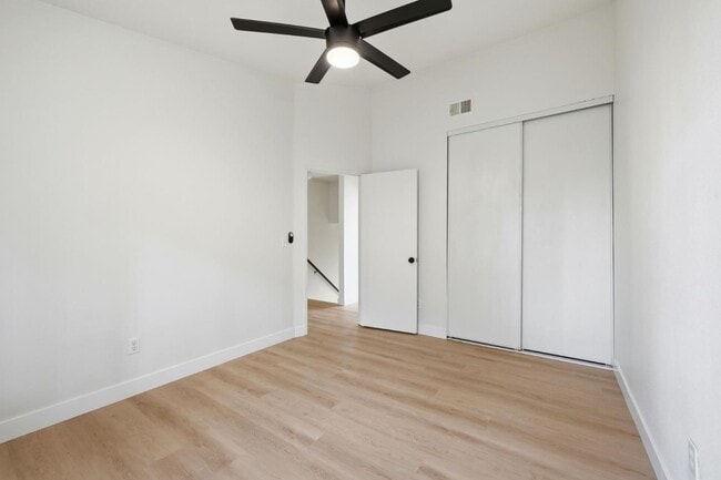 Building Photo - 5130 N River Rd