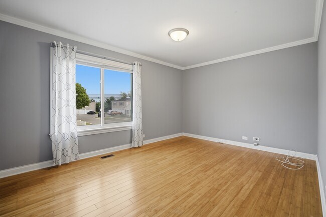 Building Photo - 1306 Cove Dr