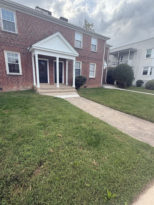 Building Photo - Huge 1 Bedroom Apartment, in the Near west End with an extra den space!