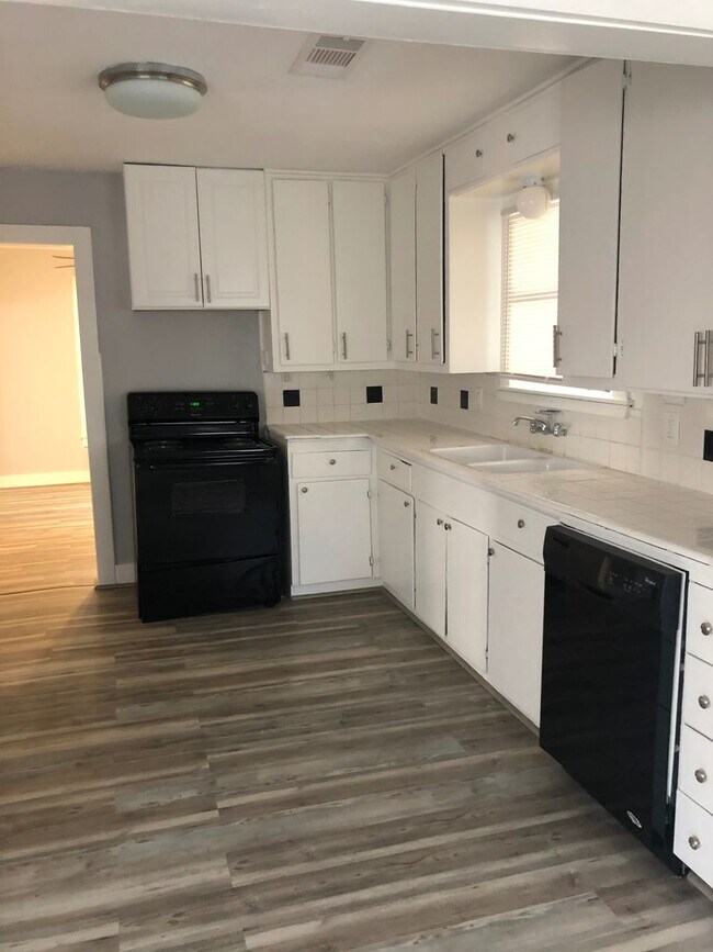 Building Photo - Newly renovated home located in the South end of Beaumont