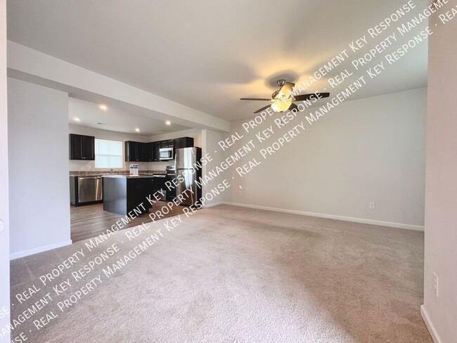 Building Photo - Lovely 3 bedroom 2.5 bath townhome close t...