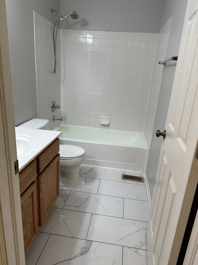 Building Photo - 2819 White Thorn Cir