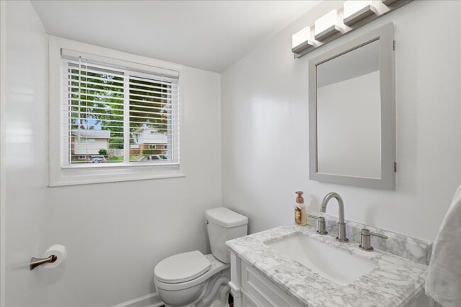 Building Photo - Charming Split-Level Home in the Heart of Alexandria