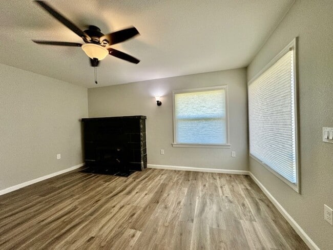 Building Photo - NEWLY RENOVATED 3 BED, 3 BATH ONE STORY HO...