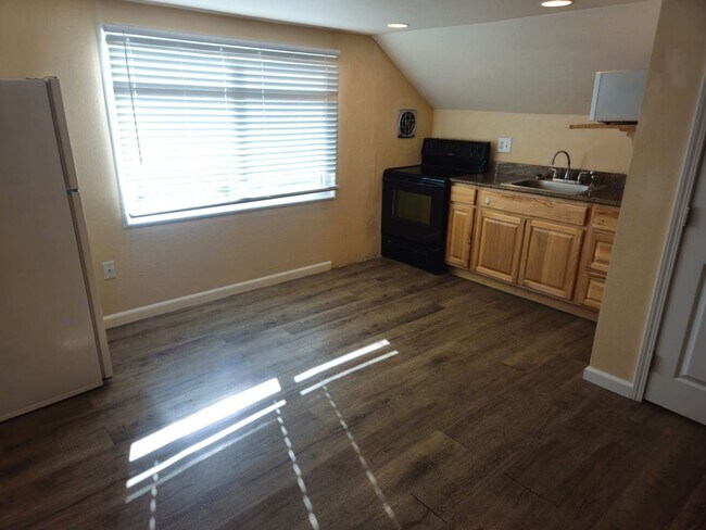 Building Photo - 815 N Sierra St