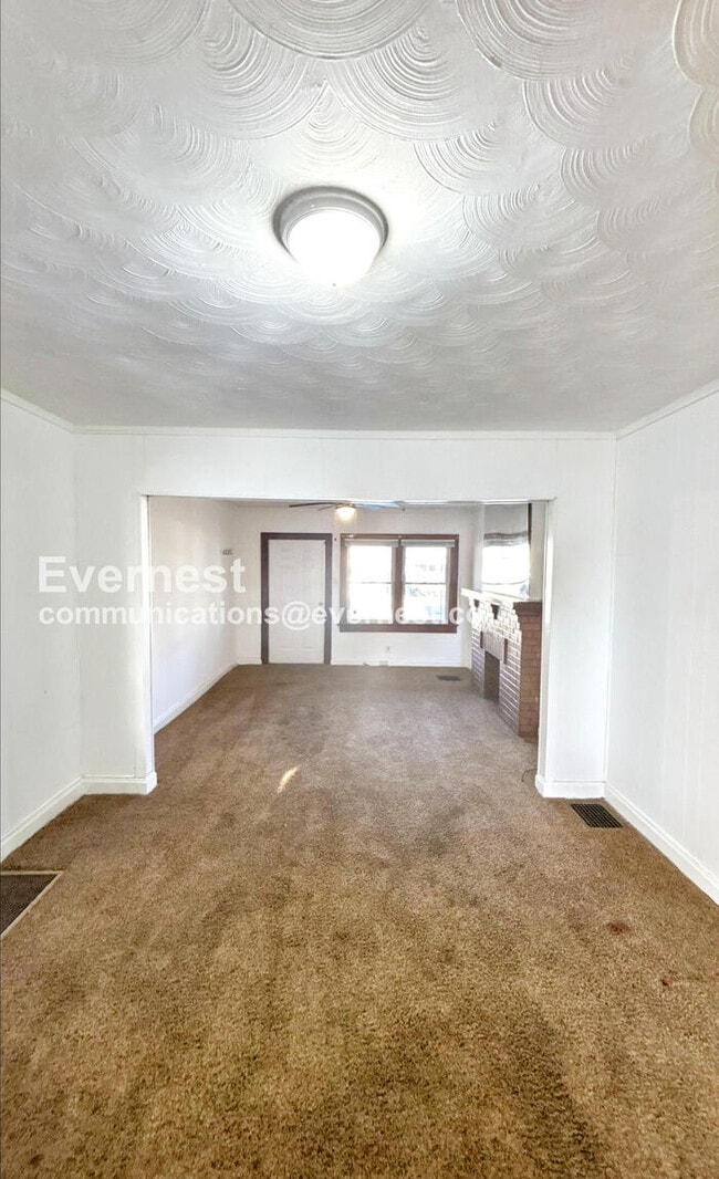 Building Photo - 3 Bed /1 Bath Townhome / Pet-Friendly / Vouchers Accepted / Available Now!