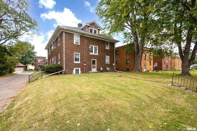 Building Photo - 318 W Columbia Ave