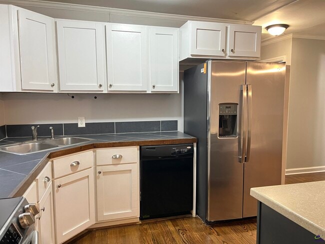 Building Photo - 965 N Pierce Ave