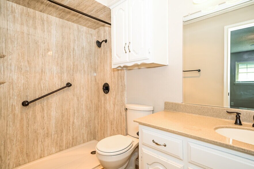 Building Photo - 708 Village Green Dr
