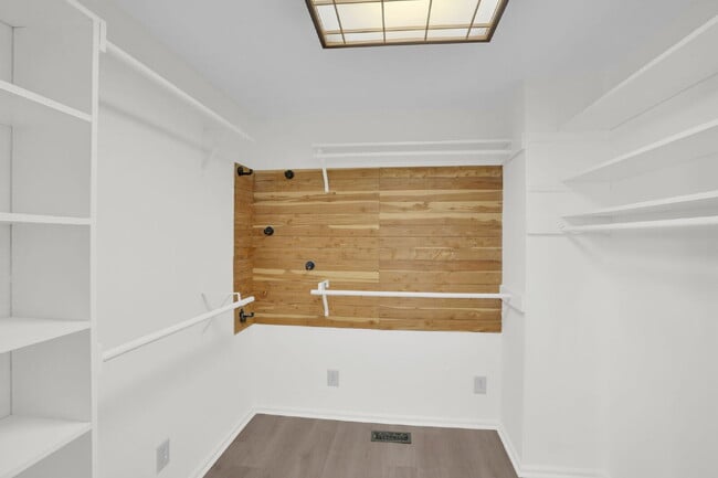 Building Photo - NOT YOUR AVERAGE 4 BEDROOM HOUSE!