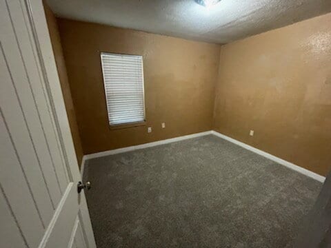 Building Photo - 3 bedroom 1 bath apartment in duplex.
