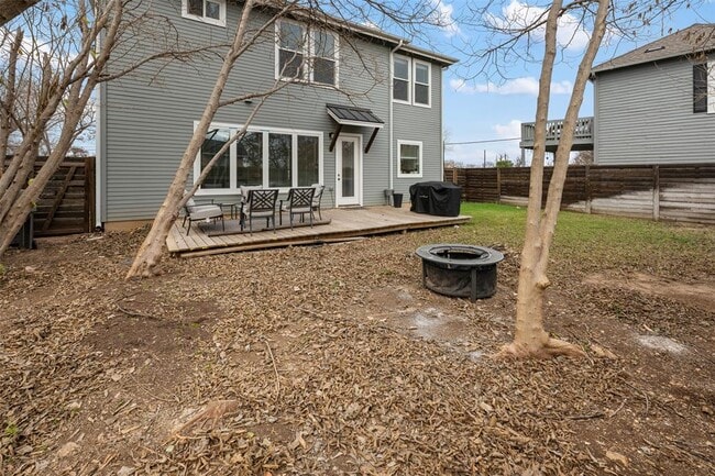 Building Photo - 510 E 7th St