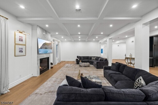 Building Photo - 472 High St