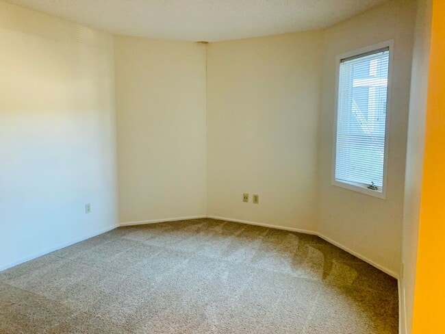 Building Photo - 635 SE Linn St